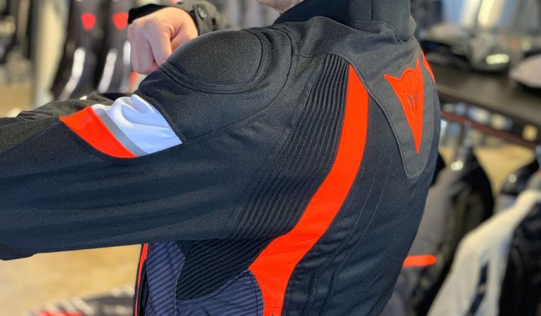 ダイネーゼのテキスタイルジャケット『AVRO 5 TEX JACKET』の機能性を